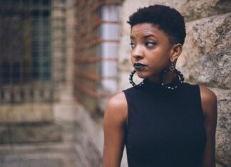 Jakie kolczyki do sukienki w kwiaty?