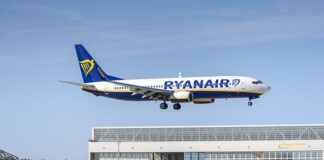 Czy walizkę mierzy się z kółkami Ryanair?