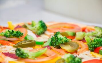 Jakie dodatki do wzorzystej sukienki?